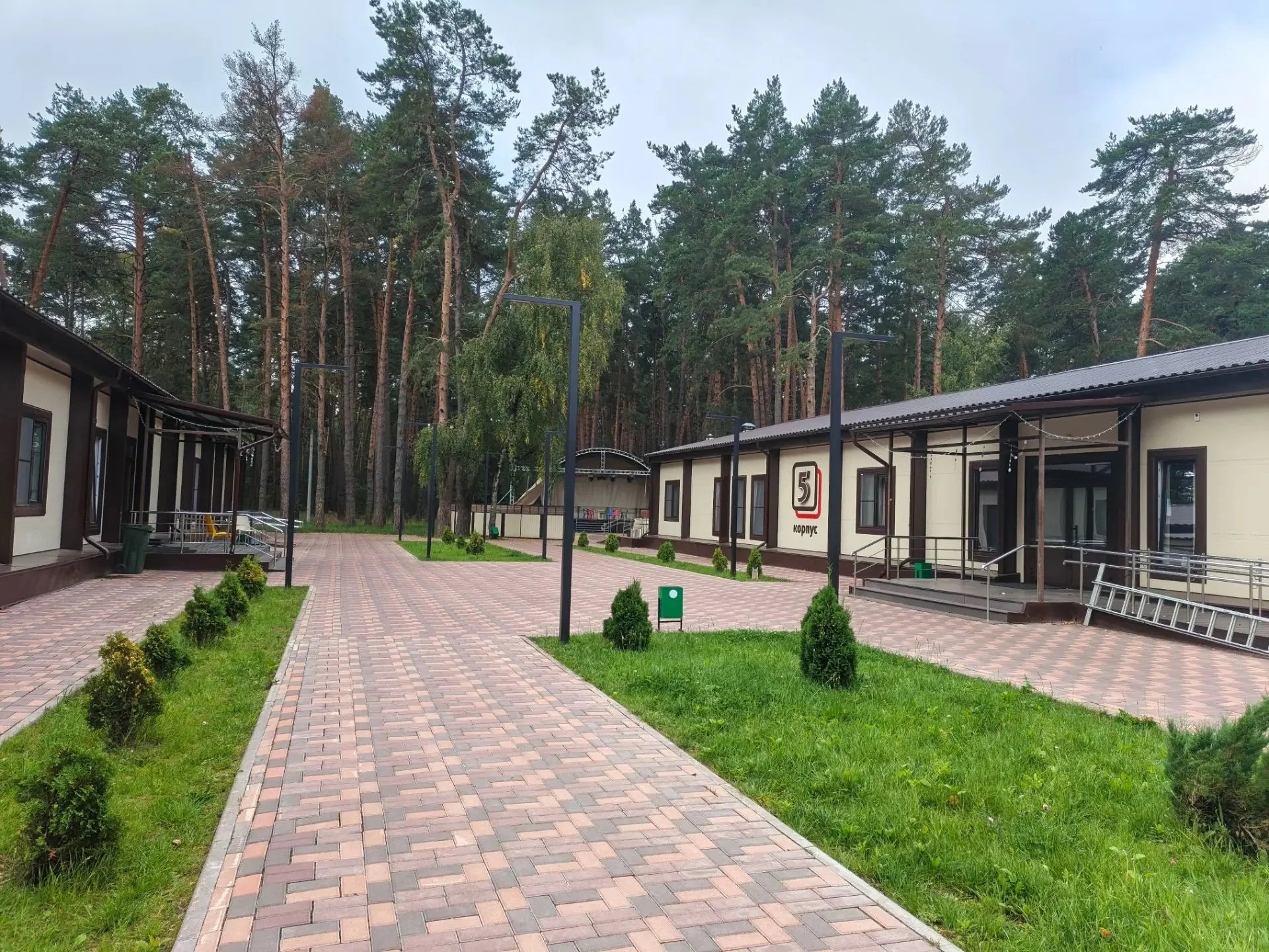 Новые корпуса, где каждая комната оборудована индивидуальным санузлом, что обеспечивает максимальное удобство для наших гостей.