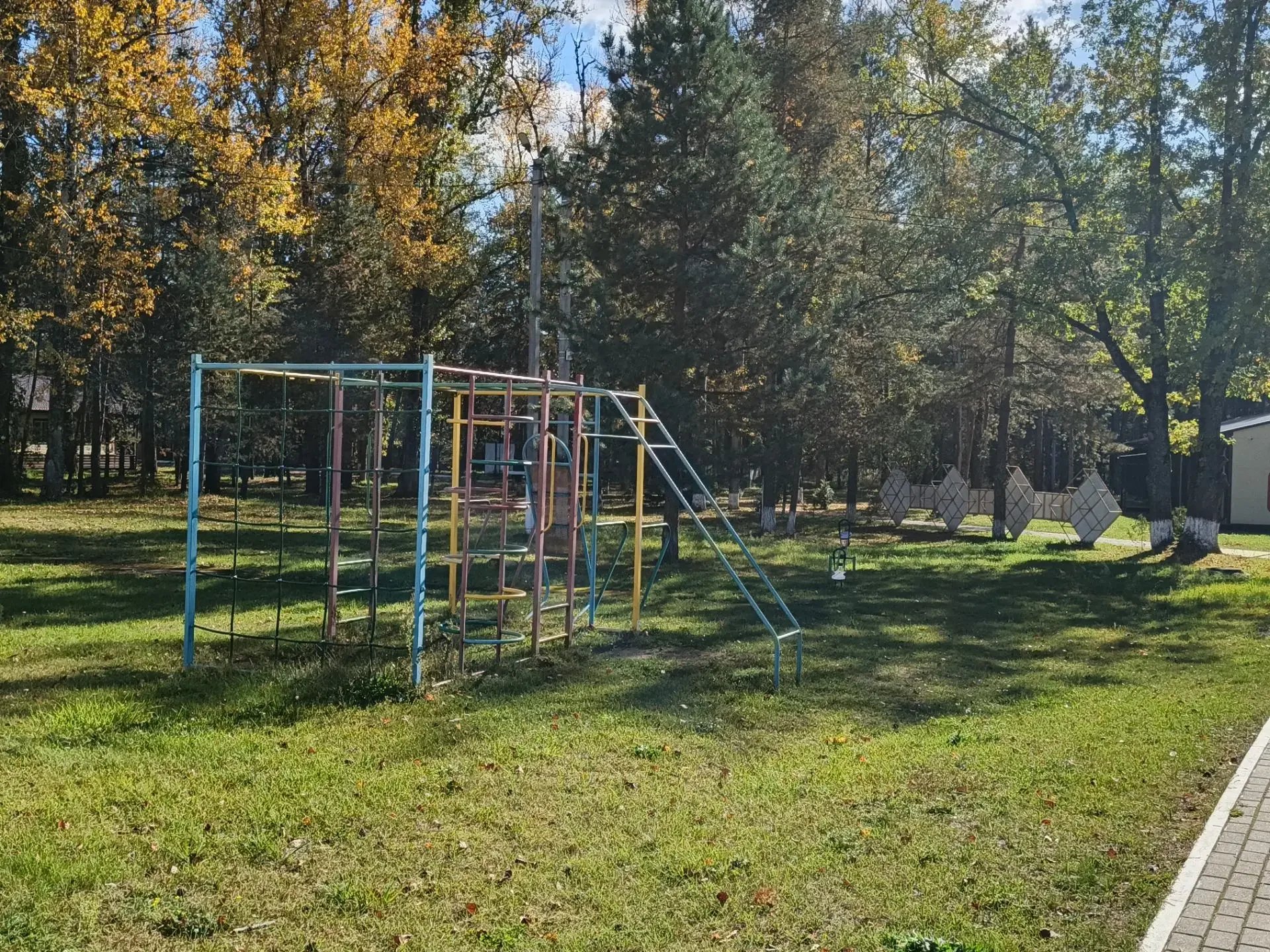 Игровые площадки &mdash; здесь можно найти разнообразные тренажёры и качели, которые способствуют развитию физической силы, координации и выносливости. Тренажёры помогают укреплять мышцы и поддерживать здоровье. Такие площадки создают безопасную и увлекательную среду для игр и занятий спортом на свежем воздухе.