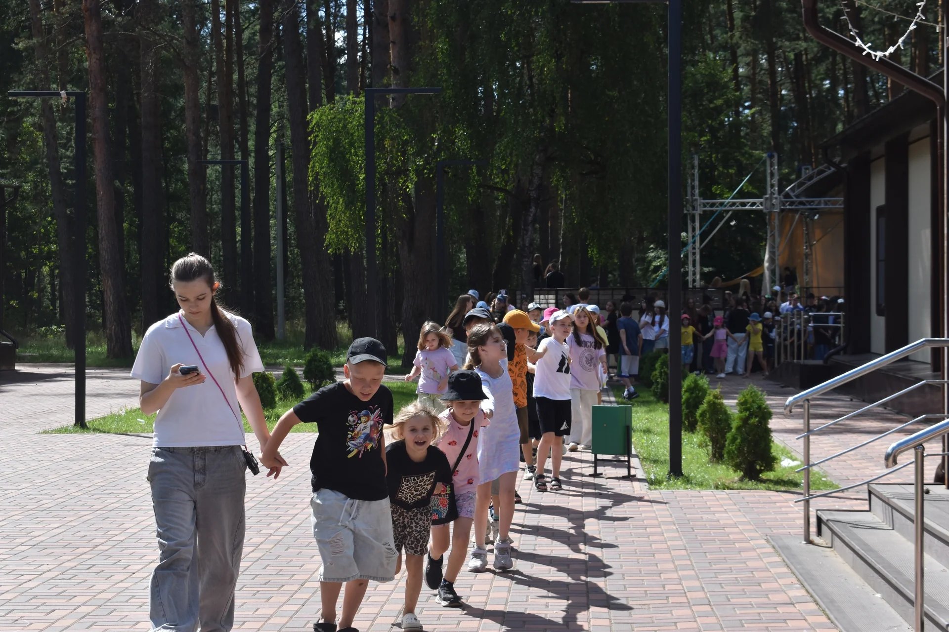 &laquo;Эко-эстафета&raquo;, посвящённая заботе о природе. Мероприятие проходит в формате станций, нужно проявлять не только ловкость, но и знания.